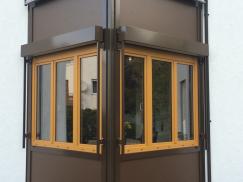 Holzverkleidung mit Fenstern in braun 