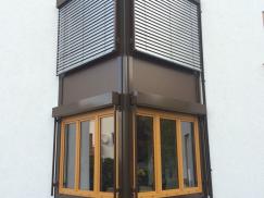 Holzverkleidung mit Fenstern in braun 