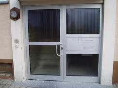 Glas-Haustür mit Rahmen in weiß und Seitenteil mit Briefkasten- und Klingelanlage 