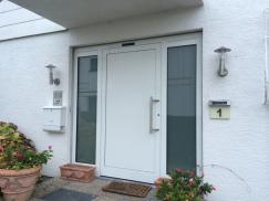 Haustür in weiß mit zwei Milchglas-Seitenteilen 
