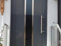 Haustür in anthrazit mit Lichtausschnitt 