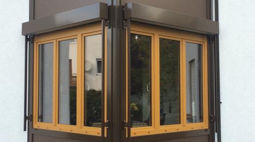 Holzverkleidung mit Fenstern in braun