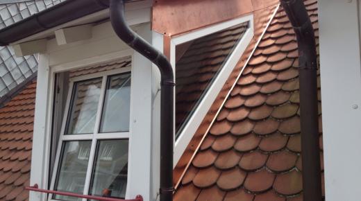 Abgeschrägtes Fenster und Sprossenfenster in weiß