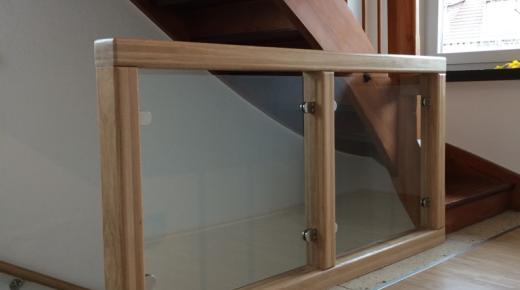 Holzgeländer für eine Treppe mit Glasschutz 