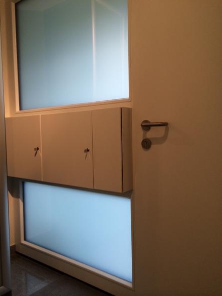 Eingangstür in braun mit Briefkästen