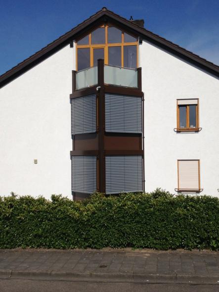 Hausansicht mit geschlossenen Raffstoren