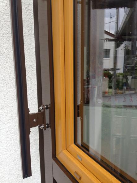 Raffstore bei Holzfenstern (Nahansicht)