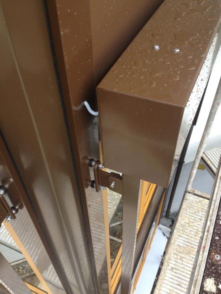 Raffstore bei Holzfenstern (Nahansicht von oben)