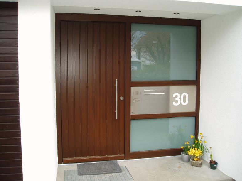 Holzhaustür mit Seitenteil mit Klingelanlage