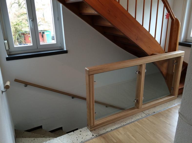 Holzgeländer für eine Treppe mit Glasschutz (Ansicht von oben)
