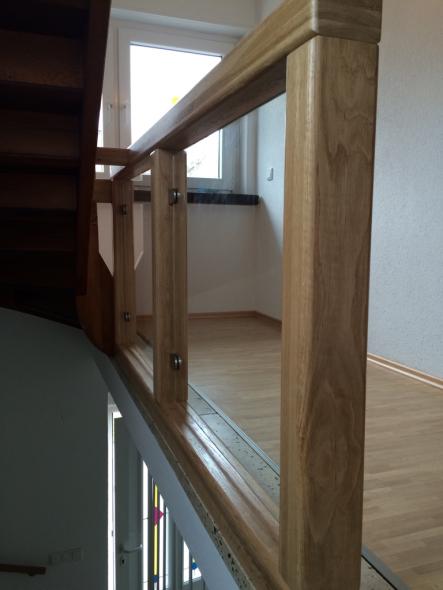 Holzgeländer für eine Treppe 