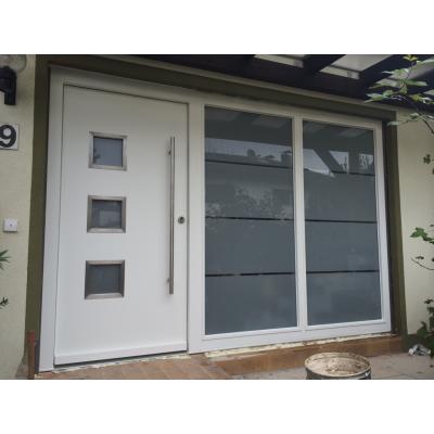 Holz-Haustüre mit festverglastem Seitenteil, Außenansicht